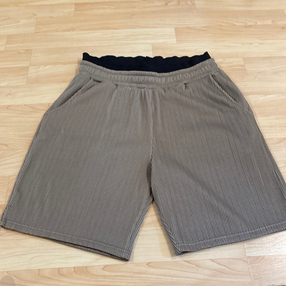 Boohoo men shorts textured brown tan